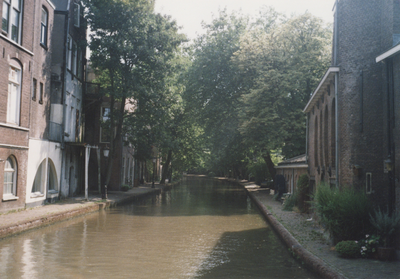 605735 Gezicht op de Oudegracht te Utrecht, met links de Twijnstraat aan de Werf.